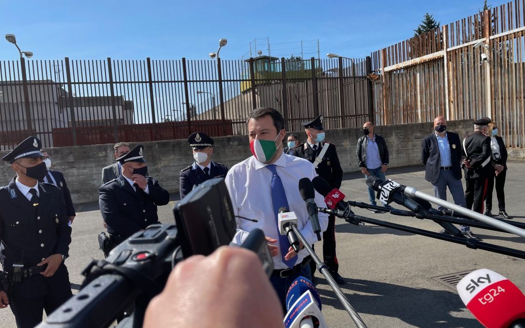 Salvini “sia l’estate dei turisti, non dei migranti che sbarcano”