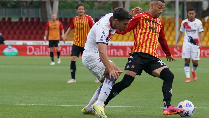 Lapadula e Simy, 1-1 col Crotone, Benevento nei guai