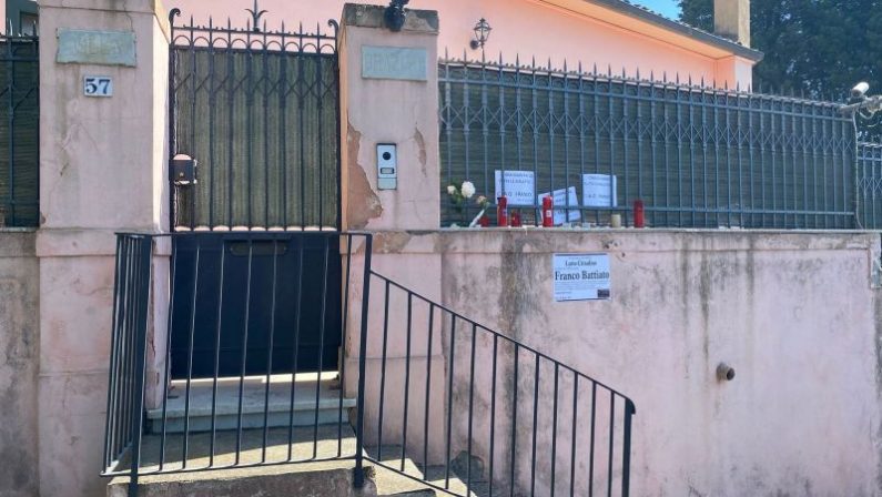 A Milo l’ultimo saluto a Franco Battiato, funerali in forma privata
