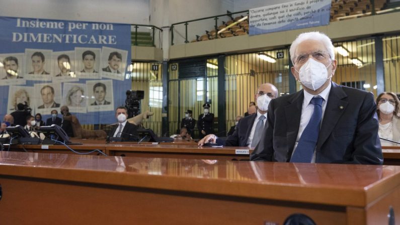 Mattarella “Nessuna zona grigia, o contro la mafia o si è complici”
