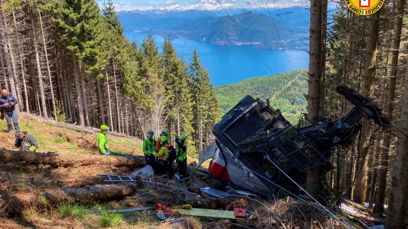 Crolla la funivia del Mottarone in Piemonte, 9 vittime