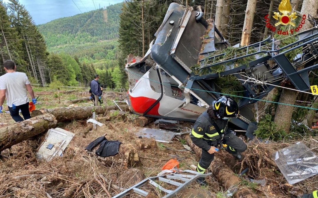 Sale a 14 numero vittime per il crollo funivia, morto bimbo superstite