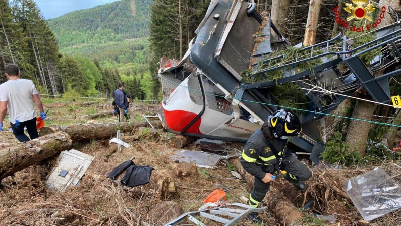 Sale a 14 numero vittime per il crollo funivia, morto bimbo superstite