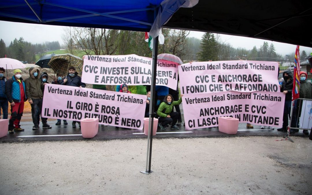 Lavoratori Ideal Standard in sciopero manifestano al Giro d’Italia