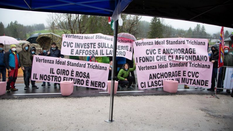Lavoratori Ideal Standard in sciopero manifestano al Giro d’Italia