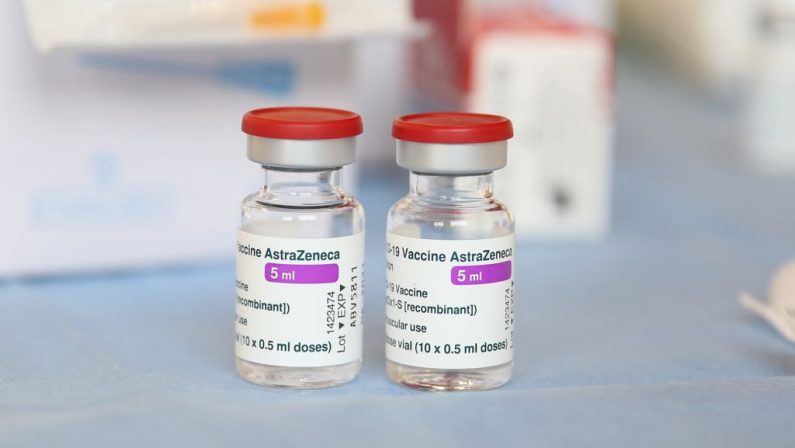 Vaccino, Aifa “Margini incertezza su sicurezza AstraZeneca a under 60”