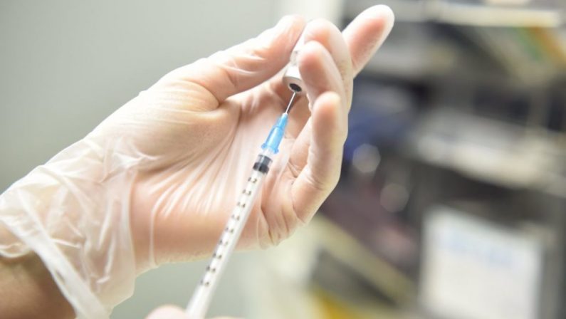 Report Altems, prima dose di vaccino per il 41% degli over 16