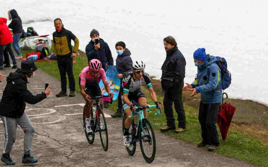 Yates vince la 19^ tappa del Giro, Bernal resiste in rosa