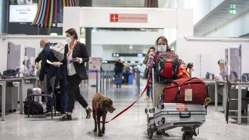 Covid, Commissione UE: no test di viaggio e quarantena per i vaccinati