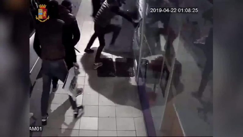Furti con la tecnica delle spaccate, 5 arresti