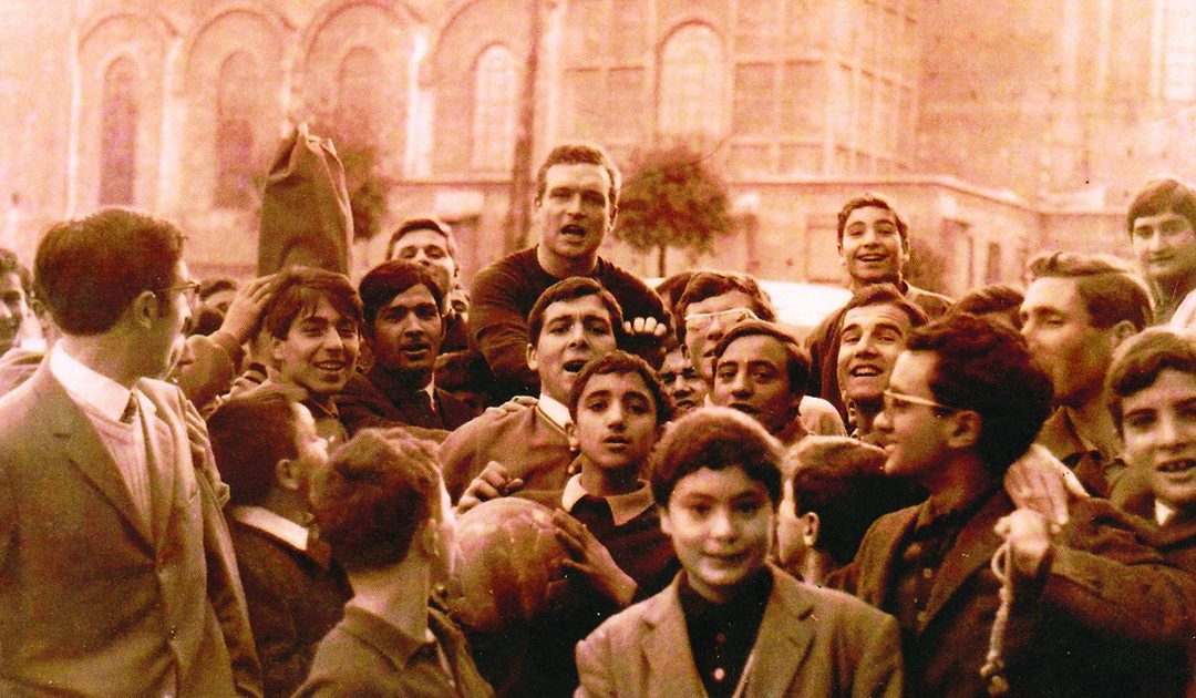 Chiatto festeggiato come allenatore dalla sua squadra di ragazzi al costruendo campo di calcio di Santa Teresa