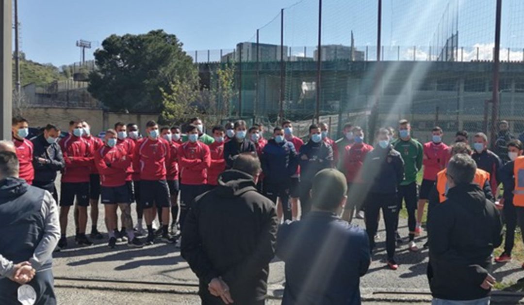 Serie B. I tifosi del Cosenza venerdì fuori dallo stadio a sostegno della squadra ma contro il presidente