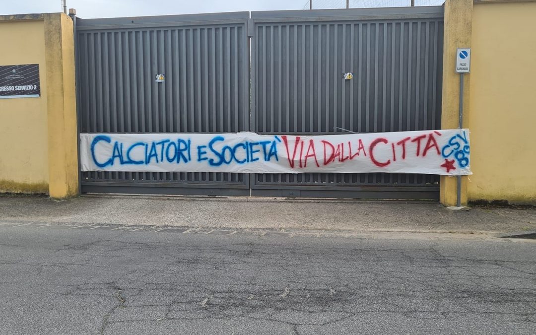 Lo striscione dei tifosi