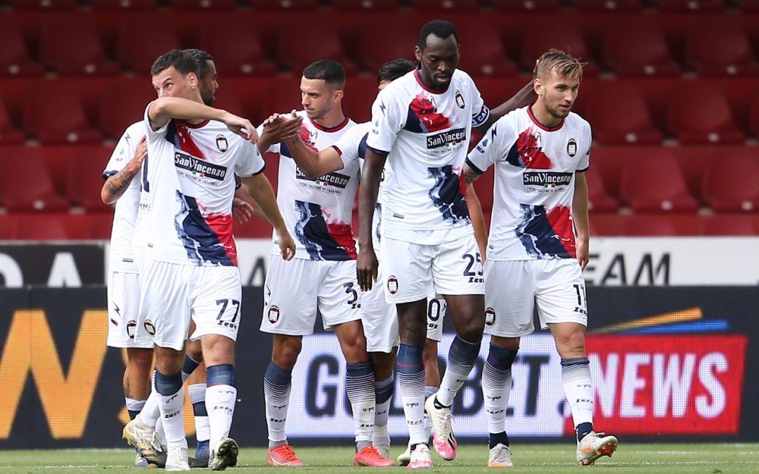 Il Crotone esulta dopo il gol di Simy
