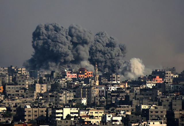 Raid aereo israeliano su Gaza, quattro morti tra cui un giornalista: bilancio si aggrava