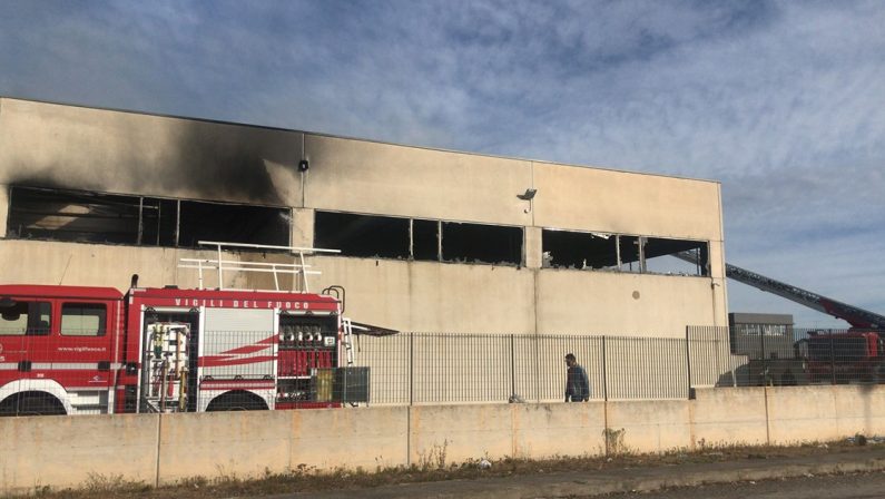 Incendio nella notte a Matera, in fiamme il capannone di una azienda di mobili imbottiti