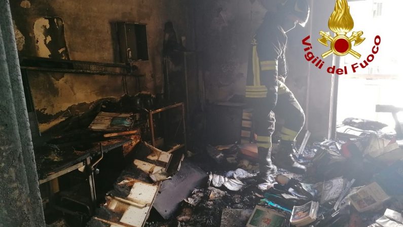 Incendio in uno studio medico a Catanzaro: panico nello stabile, persone evacuate dal tetto