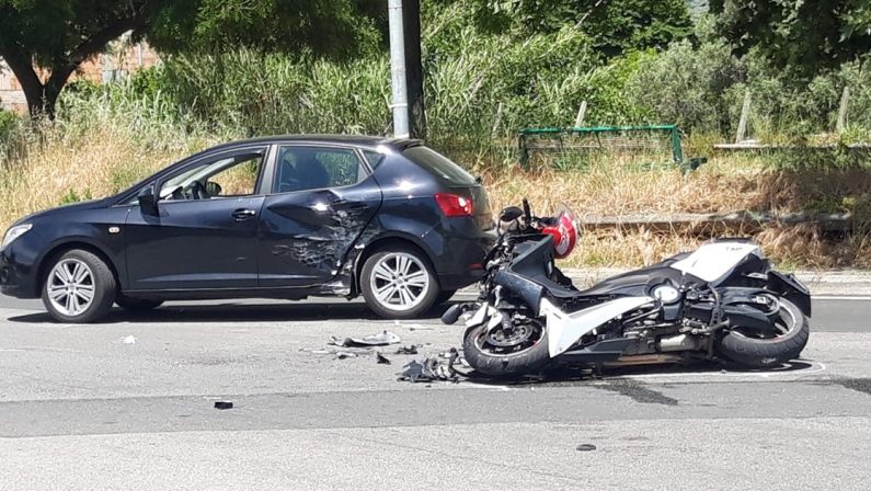 Scontro tra auto e scooter a Lamezia Terme, ferito un 35enne
