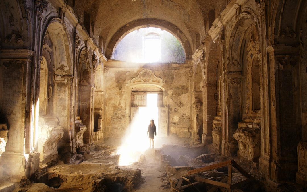 Una scena del film, carattarizzato da ambientazioni più apocalittiche e suggestive del territorio lucano (Santa Maria D’Irsi, Borgo Taccone, la Bradanica, l’area delle cave di Matera)