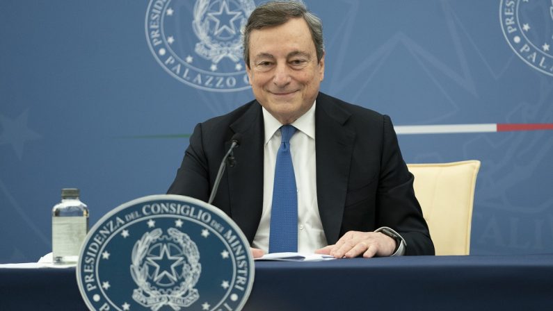 Draghi: «Il Decreto guarda al futuro, nessuno verrà lasciato indietro»