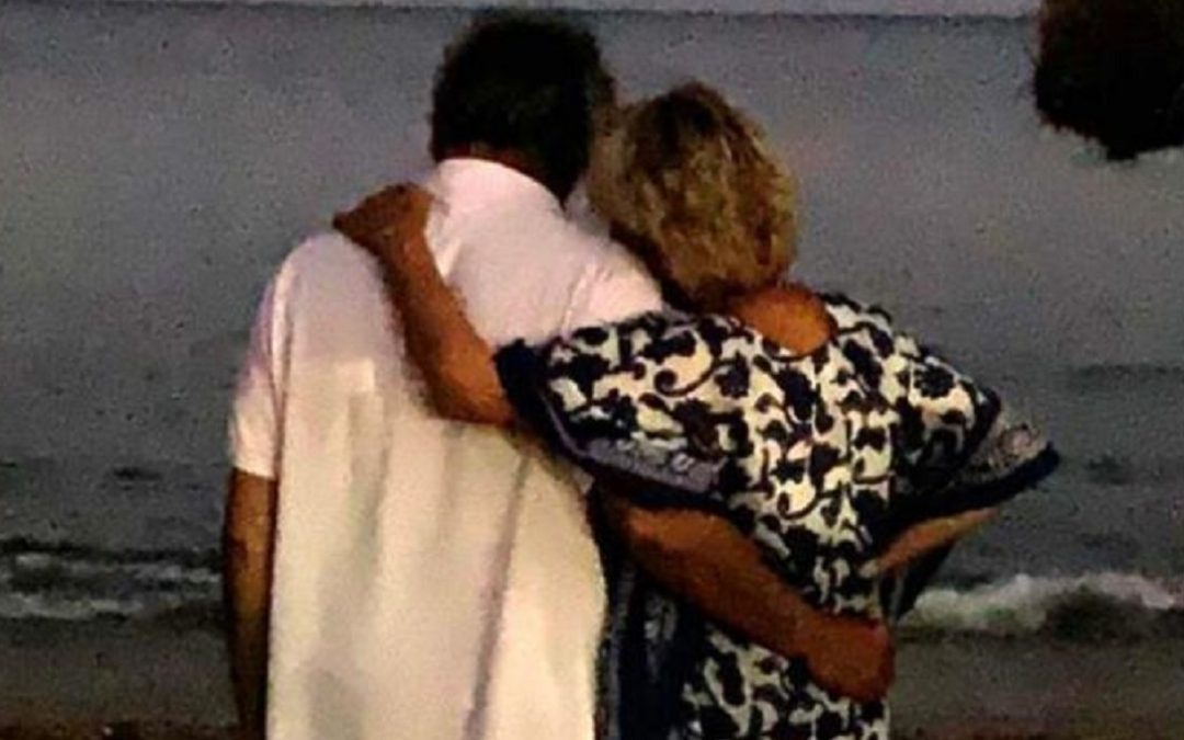 Nando Dalla Chiesa sulla spiaggia di Sellia Marina con Emilia Cestelli