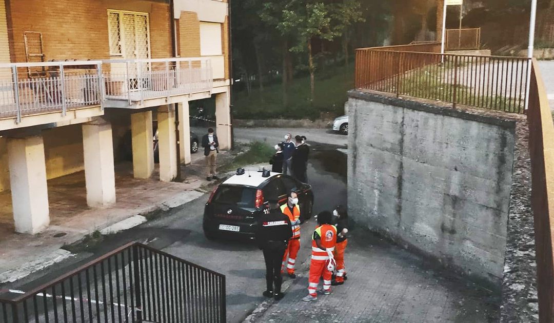 I carabinieri e i sanitari del 118 all'esterno dell'appartamento in cui è stato trovato il cadavere della donna