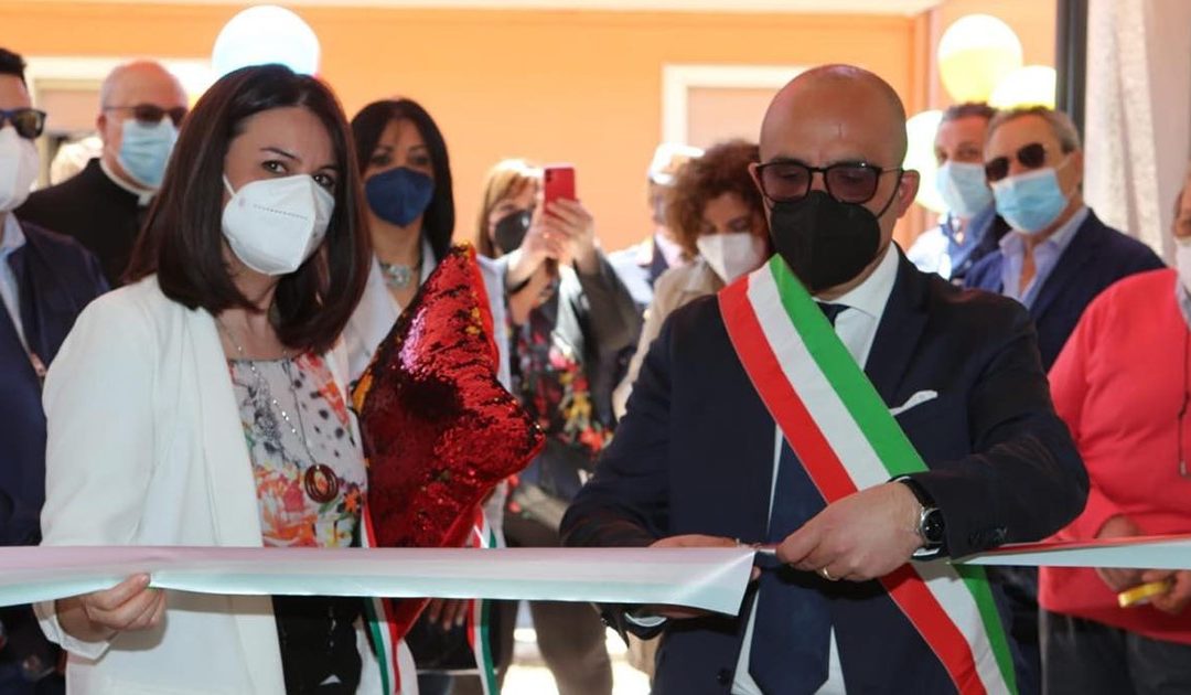 Il momento del taglio del nastro da parte del sindaco Pino Capalbo