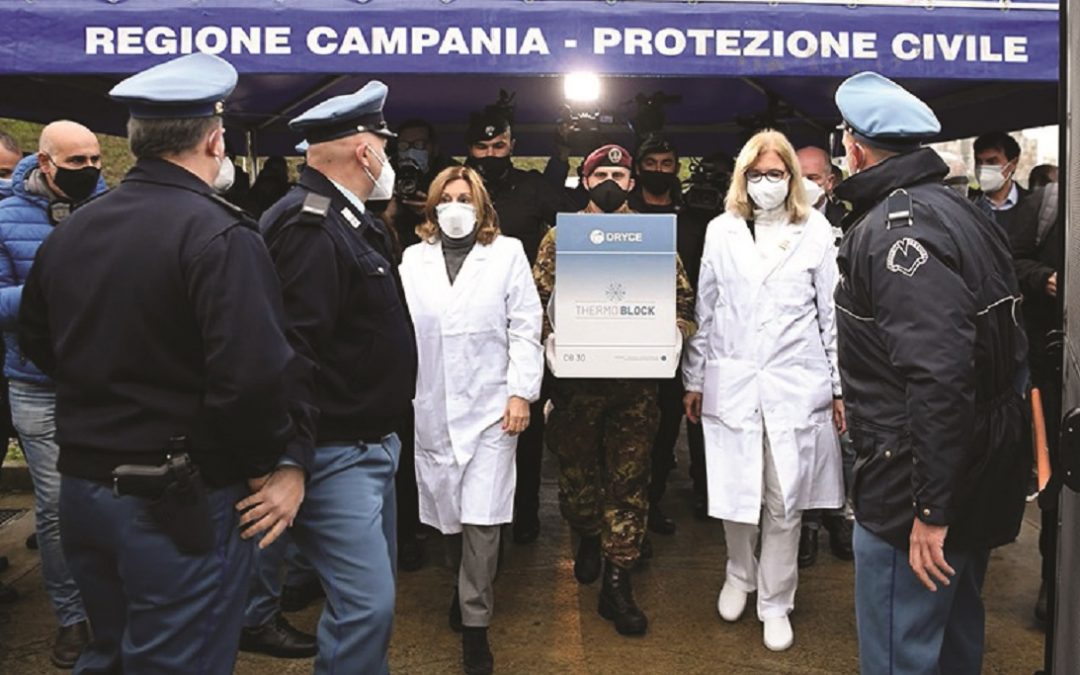 L'arrivo dei vaccini in un punto della Protezione civile della Campania
