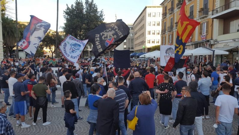 Cosenza retrocesso in Serie C, la protesta dei tifosi invade la città - FOTO