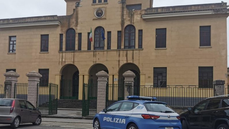 Lite tra bidelli finisce a pugni in una scuola di Vibo Valentia