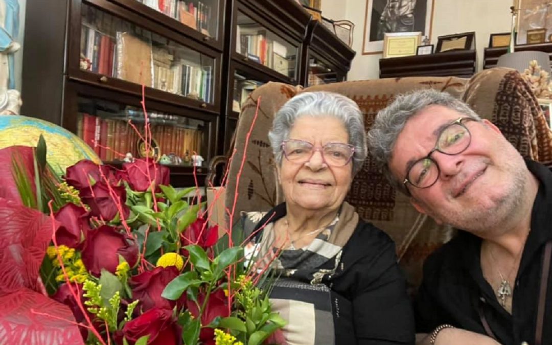 Nino Spirlì nella foto postata con sua madre sulla sua pagina Facebook