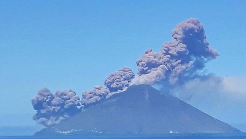 Forte eruzione a Stromboli, anche la Calabria osservata speciale: cenere sulle coste vibonesi