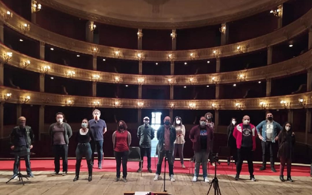 I manifestanti sul palco del Teatro Rendano