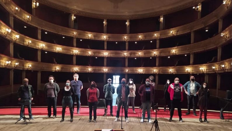 Cosenza, i lavoratori della cultura e dello spettacolo occupano il Teatro Rendano