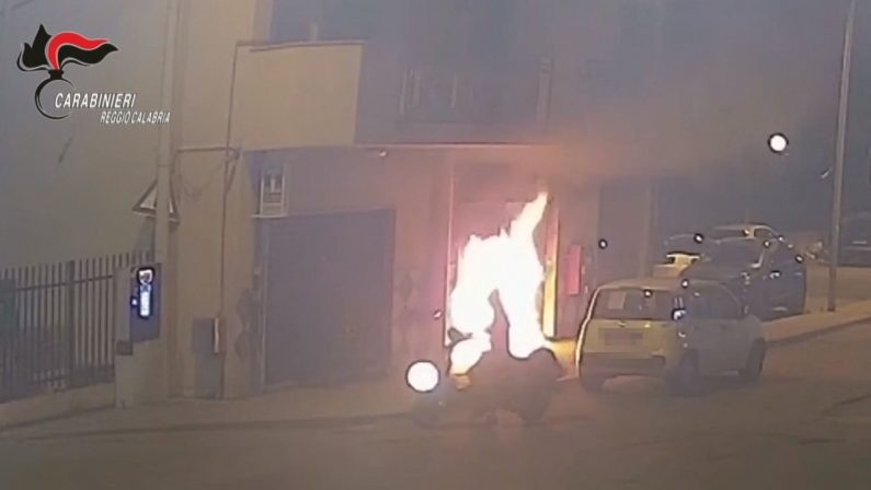 'Ndrangheta, gli incendiano la tabaccheria perché non vuole venderla: due arresti a Reggio Calabria - VIDEO