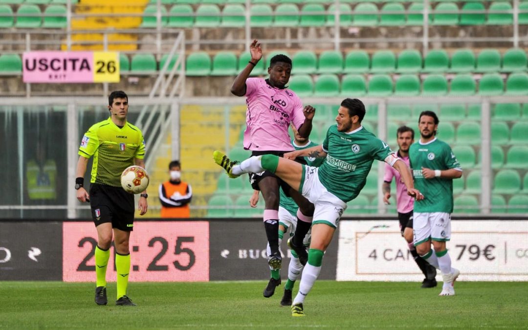 Calcio: rigore dubbio, l’Avellino cade con il Palermo