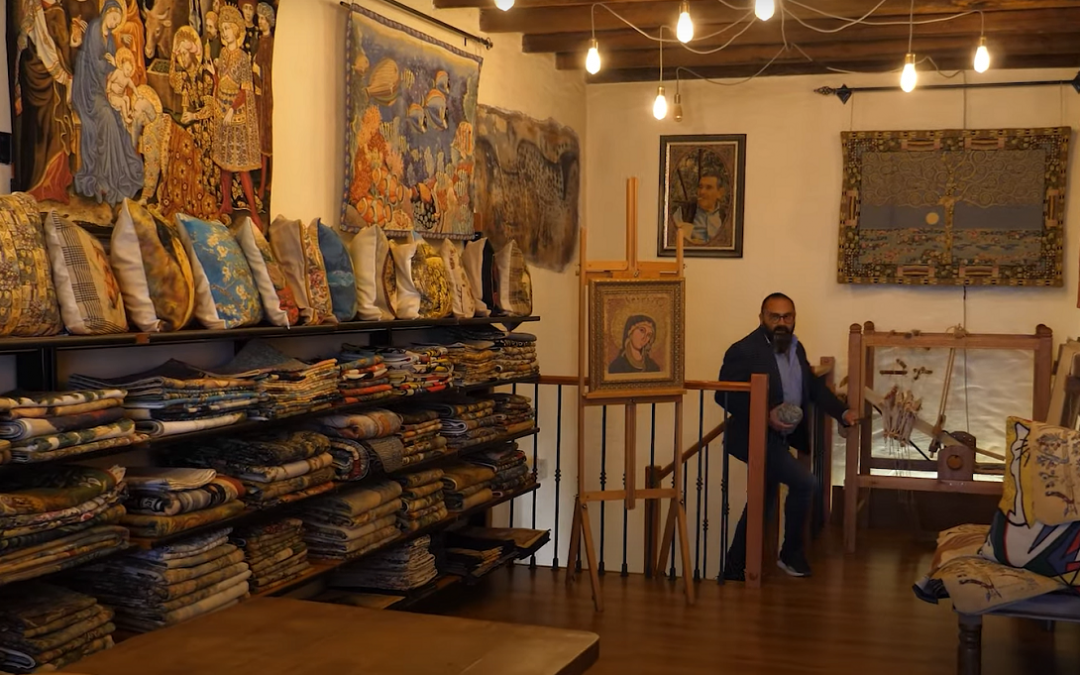 Una dei negozianti coinvolti nell'iniziativa: Domenico Caruso nel suo atelier di tessuti e tappeti