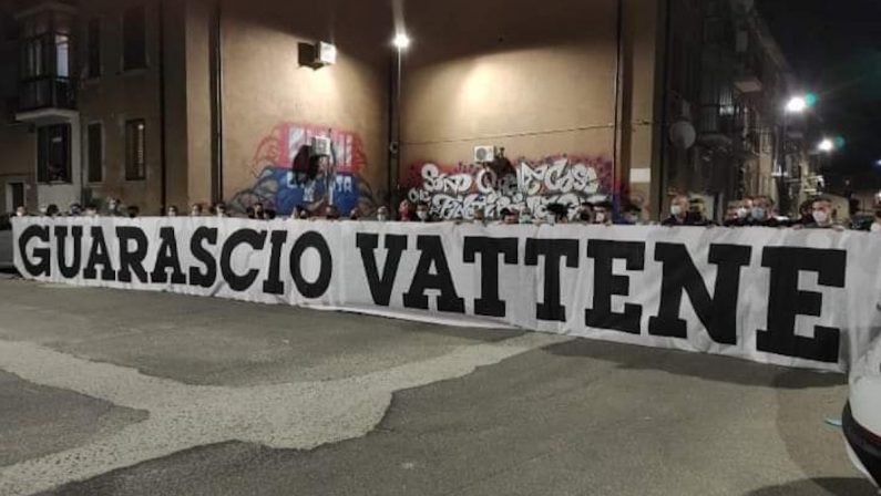 «Guarascio vattene», esplode la rabbia dei tifosi del Cosenza dopo la retrocessione in Serie C - FOTO