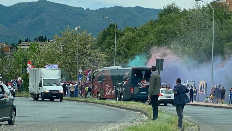VIDEO - Serie B, la carica dei tifosi rossobl&ugrave; prima di Cosenza-Monza
