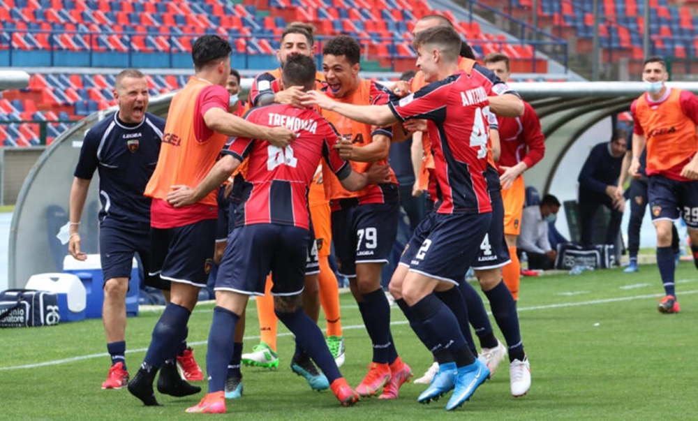 L'esultanza del Cosenza contro il Pescara