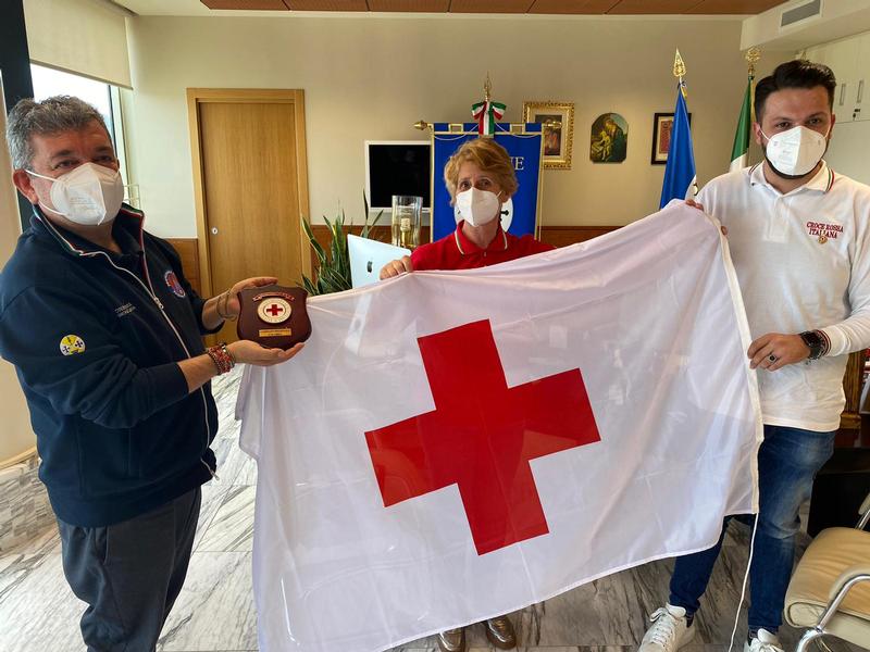 Spirlì riceve la bandiera della Cri da Nagero e Arcuri