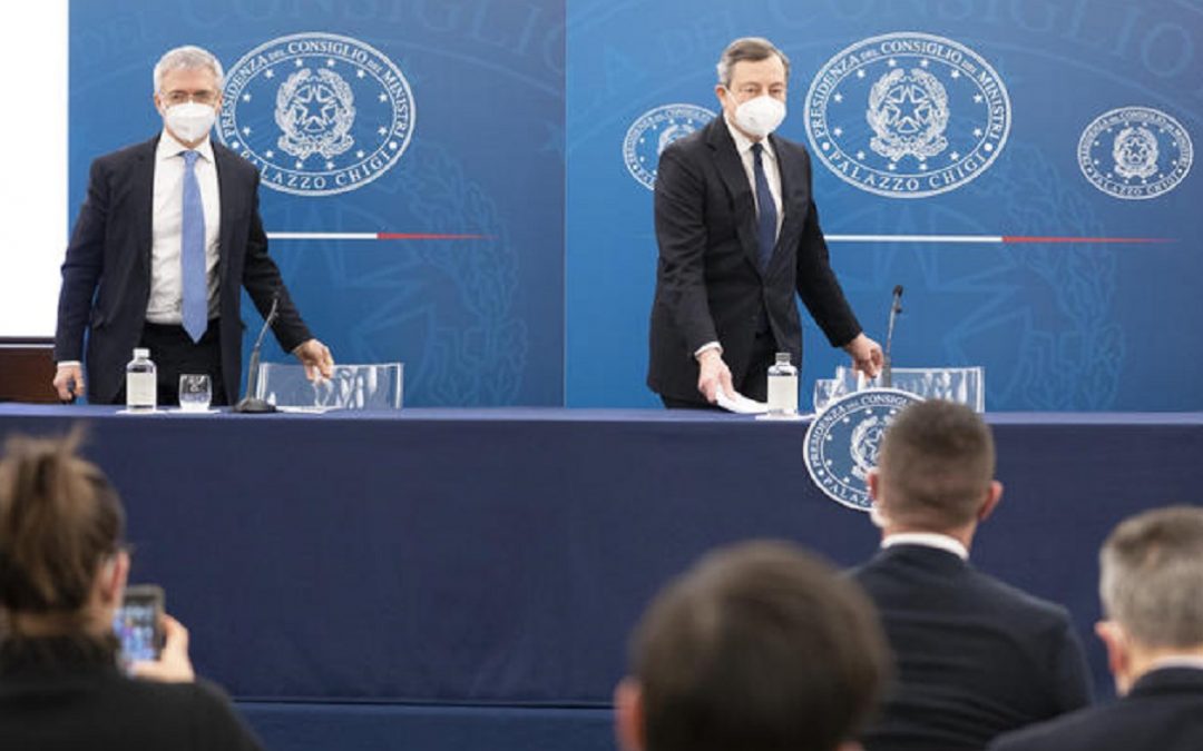 Il ministro Daniele Franco e il premier Mario Draghi in conferenza stampa