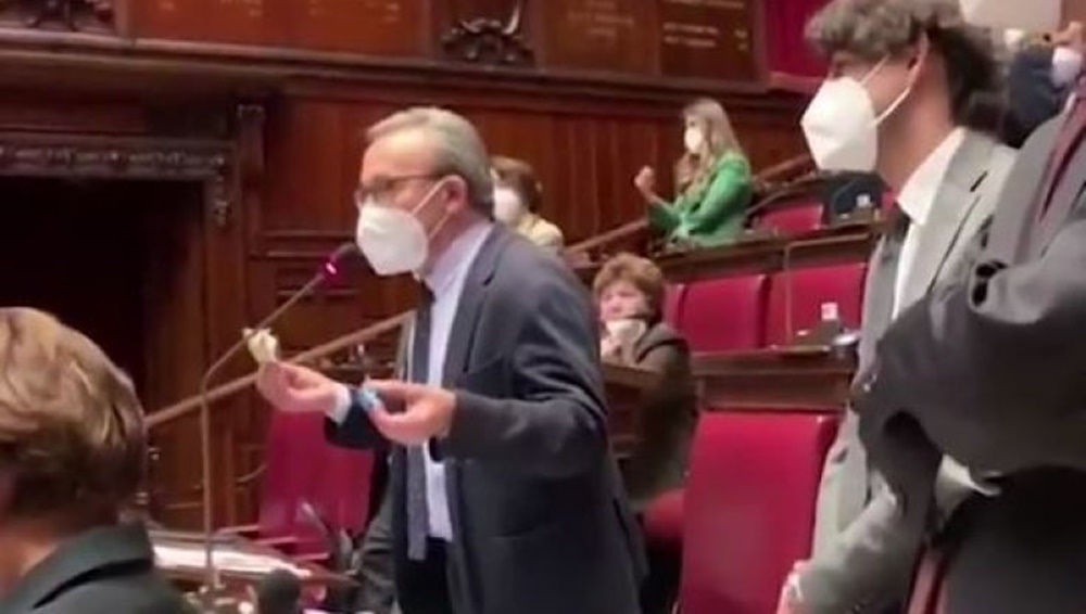 I deputati del Pd con i torroncini Condorelli in aula