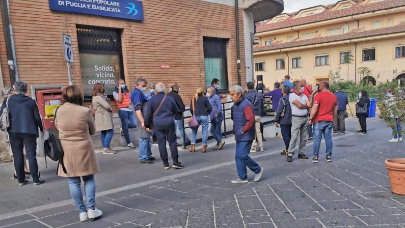 Fusione Ubi-Banca Intesa, a Vibo disagi anche per il ritiro dei buoni libro