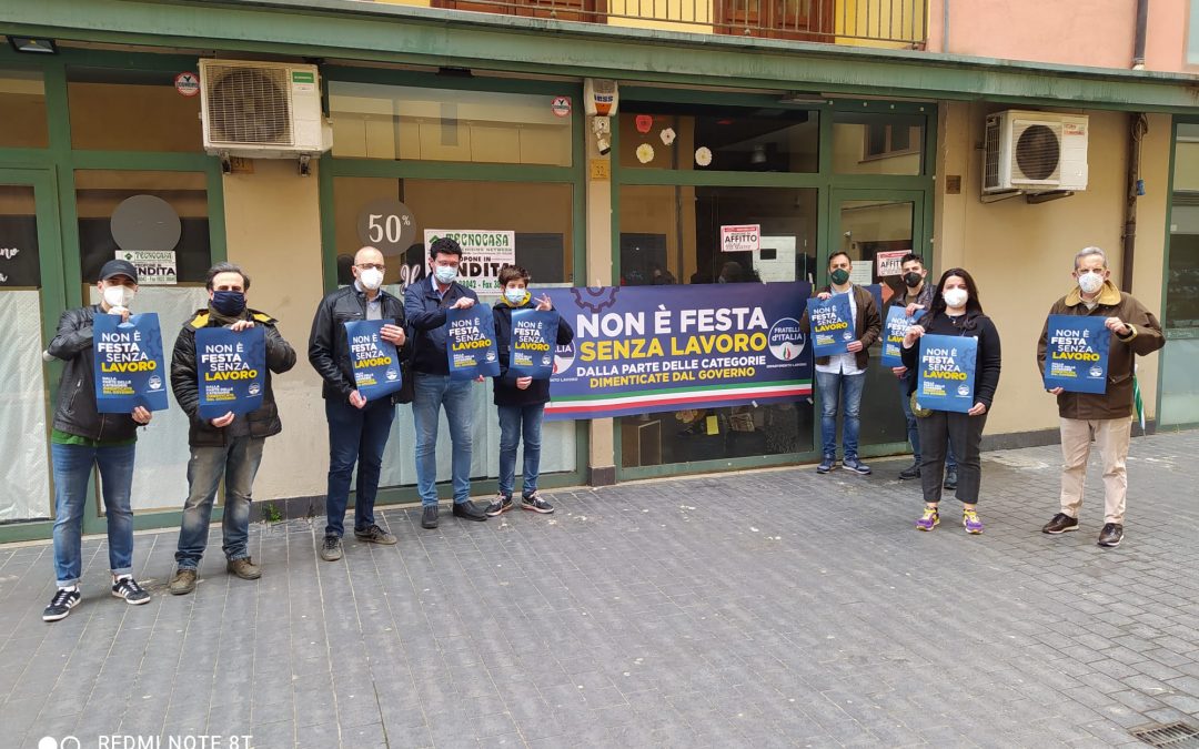 Primo maggio, flash mob di Fratelli d’Italia a favore dei lavoratori