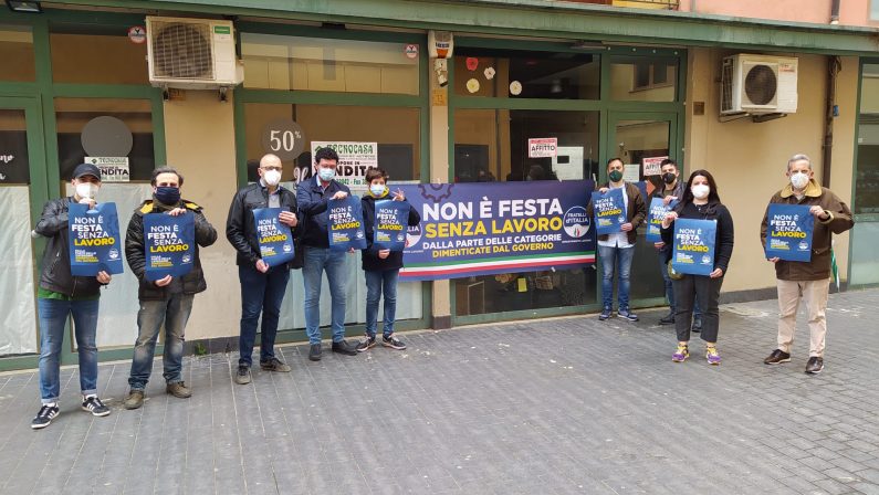 Primo maggio, flash mob di Fratelli d'Italia a favore dei lavoratori