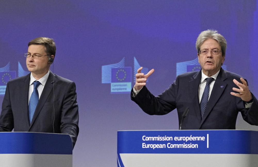 Il vicepresidente della Commissione Ue, Valdis Dombrovskis, e il commissario europeo per l'Economia, Paolo Gentiloni