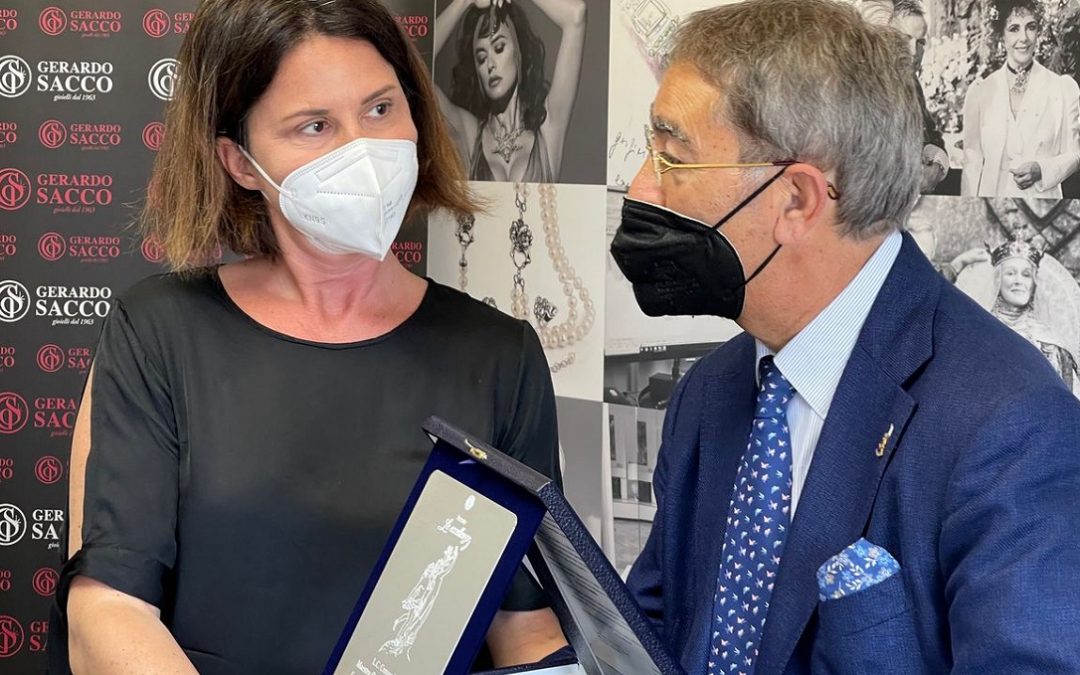 L'amministratore unico dell'azienda, Viviana Sacco, riceve la targa