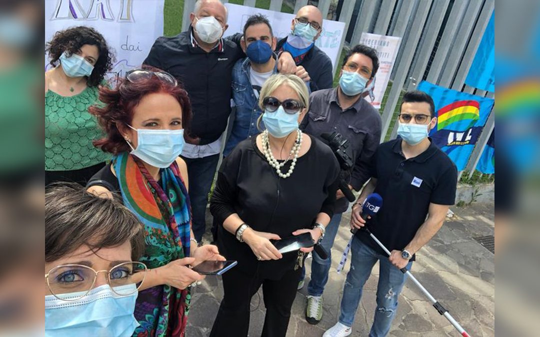 Una delegazione dei giornalisti calabresi davanti alla sede Rai di Cosenza
