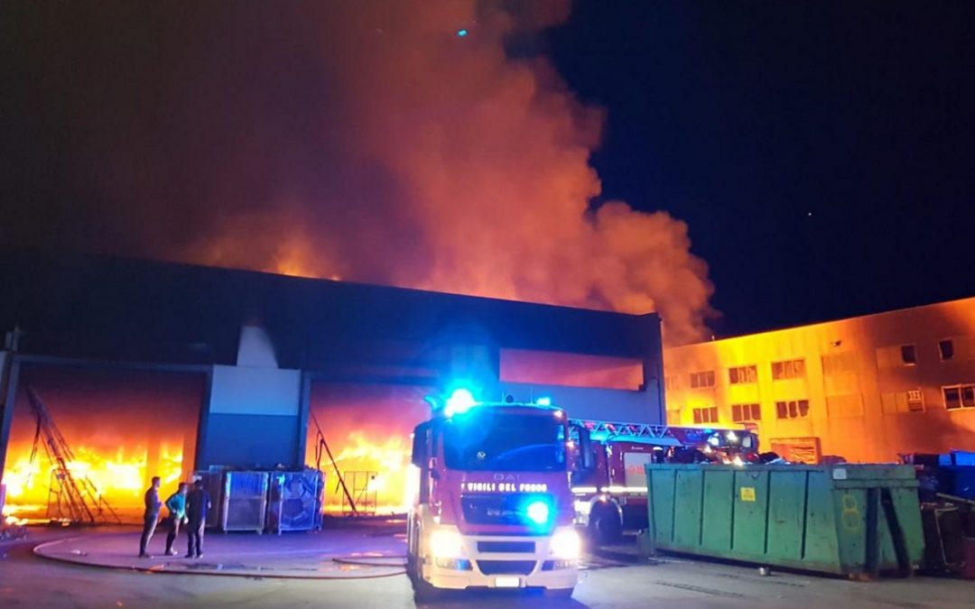 Le fiamme nel capannone